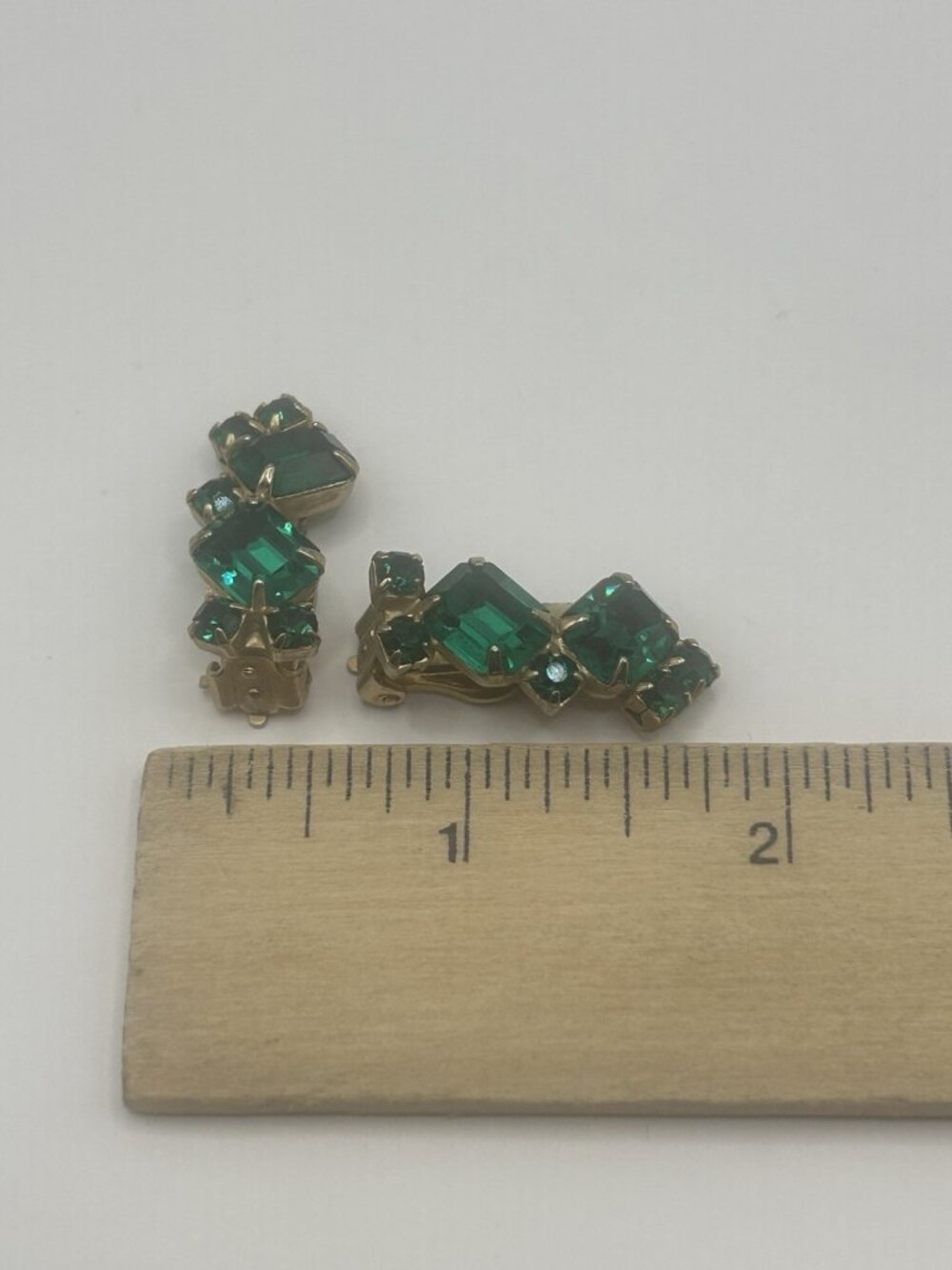 Vintage Emerald Green Rhinestone Gold Tone Clip On Earrings Christmas Gift Vntg - Picture 13 of 14